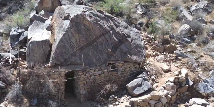 Una cueva ocultaba literas, comida y hasta un libro infantil: descubren escondite para migrantes en Arizona