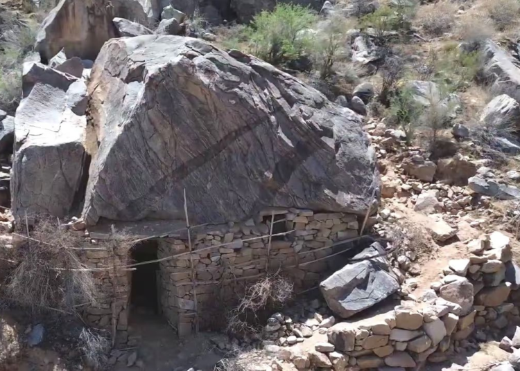 Una cueva ocultaba literas, comida y hasta un libro infantil: descubren escondite para migrantes en Arizona