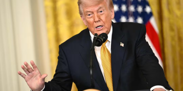 Trump firma nueva estrategia antiterrorista centrada en cárteles de droga en occidente