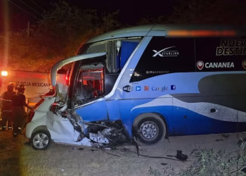 Mujer Pierde la Vida tras Chocar de Frente con Camión de Pasajeros en Carretera de Caborca