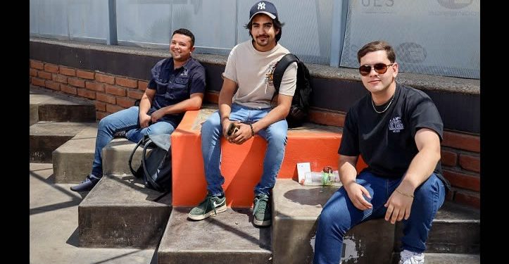 Jóvenes con promedio superior al 95 obtenido en bachillerato fueron aceptados de manera directa en la UES