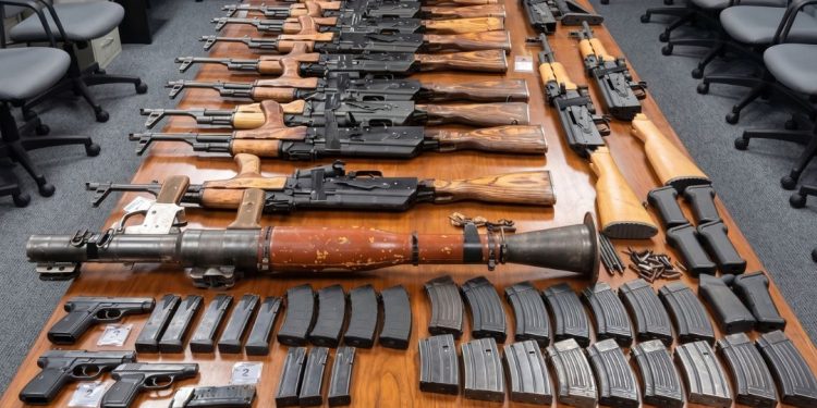 Frenan arsenal en Nogales: Mujer llevaba lanzacohetes RPG