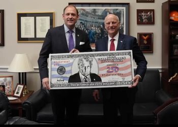 Una nueva iniciativa a mayor gloria de Trump: imprimir billetes de 250 dólares con su cara