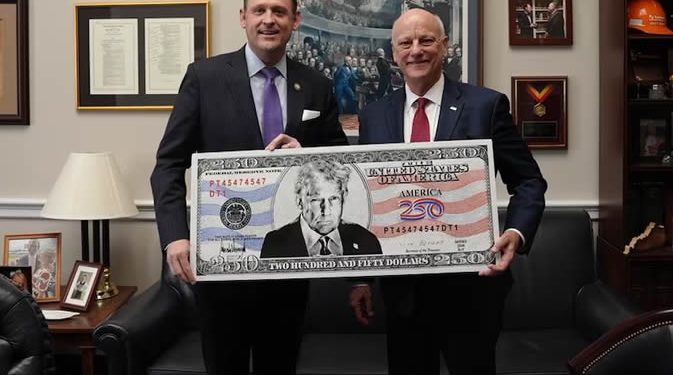 Una nueva iniciativa a mayor gloria de Trump: imprimir billetes de 250 dólares con su cara