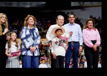 Gobierno de Sonora entrega más de 4,000 becas a estudiantes de primaria en Hermosillo