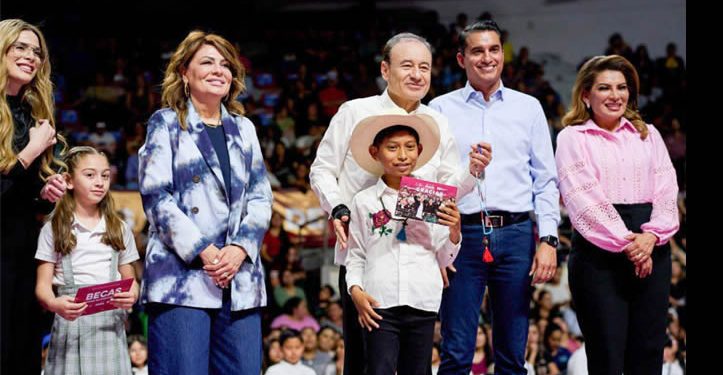 Gobierno de Sonora entrega más de 4,000 becas a estudiantes de primaria en Hermosillo
