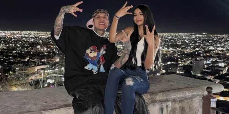Santa Fe Klan le canta a su novia Camila Zamorano en la ExpoGan Sonora