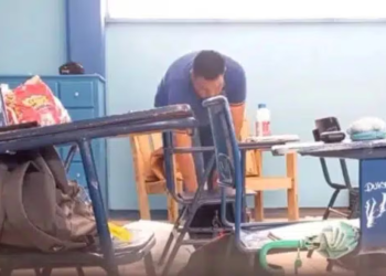 Suspenden a maestro de Ética captado robando en las mochilas de sus alumnos en Empalme; exigen sanciones ejemplares contra el profesor