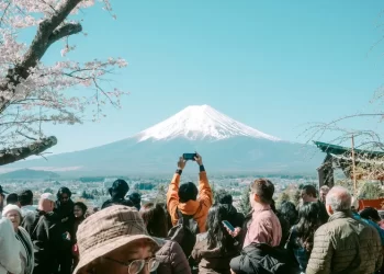 En las faldas del monte Fuji, se libra una batalla contra los turistas revoltosos
