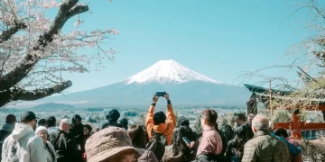 En las faldas del monte Fuji, se libra una batalla contra los turistas revoltosos