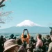 En las faldas del monte Fuji, se libra una batalla contra los turistas revoltosos