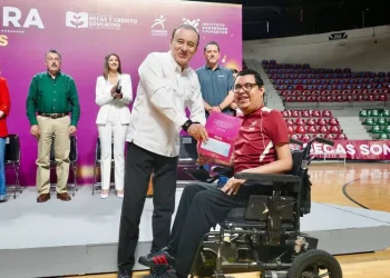Gobernador Durazo beca a más de 600 atletas sonorenses y asegura su formación deportiva