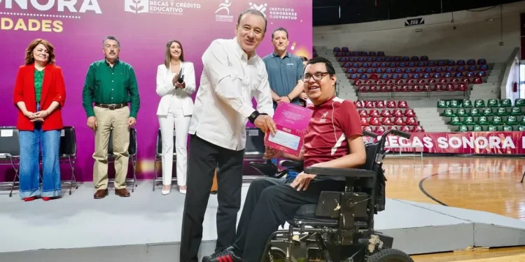 Gobernador Durazo beca a más de 600 atletas sonorenses y asegura su formación deportiva