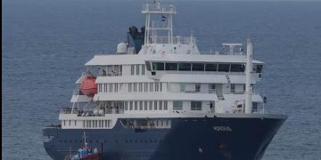 El crucero con los pasajeros confinados por hantavirus va rumbo a Canarias, mientras se pierde el rastro de otros 23
