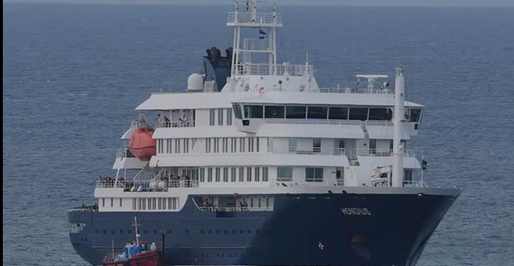El crucero con los pasajeros confinados por hantavirus va rumbo a Canarias, mientras se pierde el rastro de otros 23