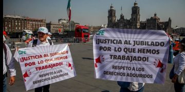 Jueces conceden suspensión de plano a jubilados de CFE contra reducción de sus pensiones