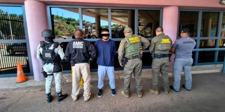 Autoridades de EU entregan a hombre a la Fiscalía de Sonora; está acusado de violencia familiar