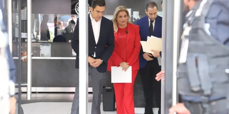 Maru Campos comparece ante la FGR en CdMx por el caso de agentes de la CIA en Chihuahua