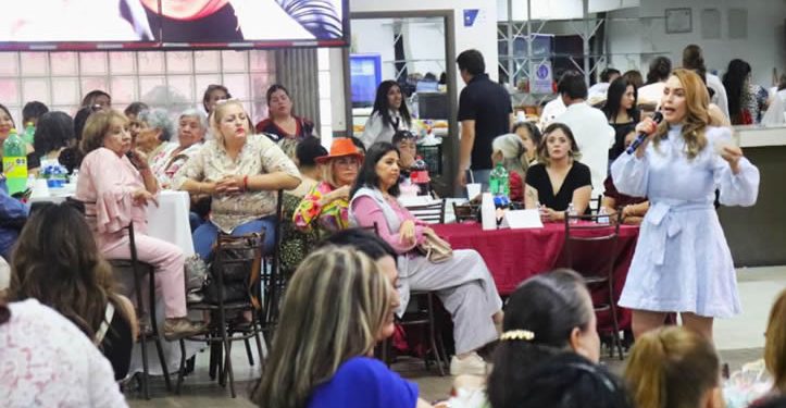 Celebra Marcela Maval a más de 600 mamás en Nogales