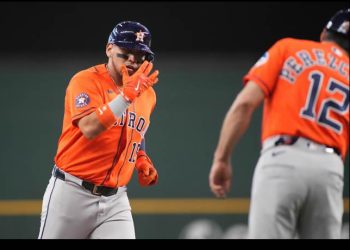 Isaac Paredes queda a dos jonrones de los 100 en Grandes Ligas