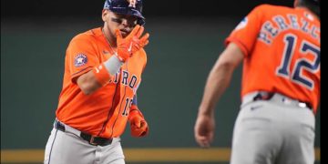 Isaac Paredes queda a dos jonrones de los 100 en Grandes Ligas