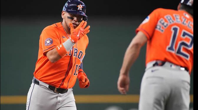 Isaac Paredes queda a dos jonrones de los 100 en Grandes Ligas