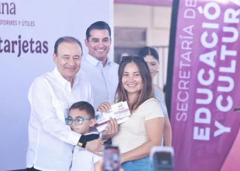 Inicia entrega de becas Rita Cetina para estudiantes de primaria