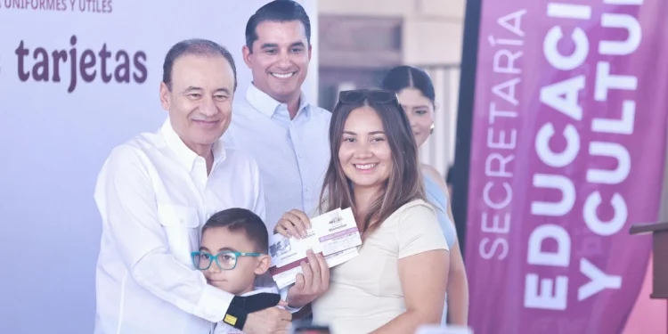 Inicia entrega de becas Rita Cetina para estudiantes de primaria