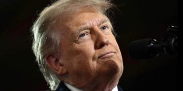 Examen médico de Trump reaviva debate sobre su salud mental; se le ha visto divagando