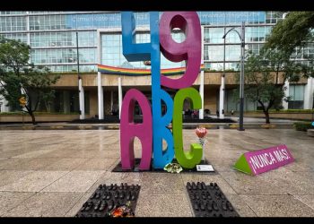 Reinstalan zapatitos de víctimas de Guardería ABC en antimonumento de Reforma