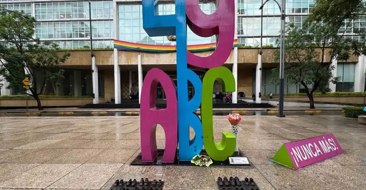 Reinstalan zapatitos de víctimas de Guardería ABC en antimonumento de Reforma