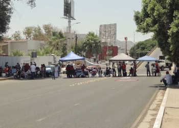 Trabajadores del ISSSTE bloquean bulevar Morelos, en Hermosillo, para exigir mejores condiciones