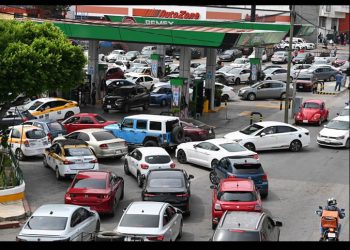 CNTE toma gasolineras en Tuxtla Gutiérrez y regala combustible
