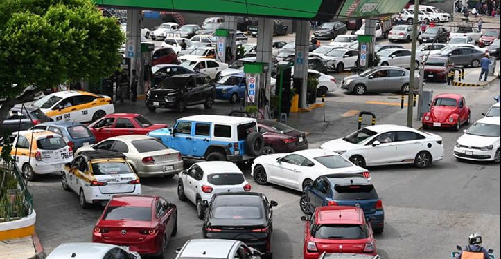CNTE toma gasolineras en Tuxtla Gutiérrez y regala combustible