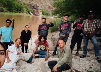 Activistas indígenas esperan rescate aéreo tras quedar atrapados por crecida de río en la Sierra de Álamos