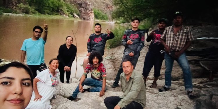 Activistas indígenas esperan rescate aéreo tras quedar atrapados por crecida de río en la Sierra de Álamos