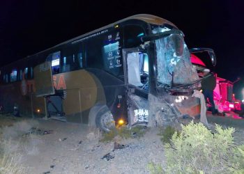 Camión de Pasajeros se Accidenta en Carretera de SLRC; 7 Personas Fueron Llevadas al Hospital