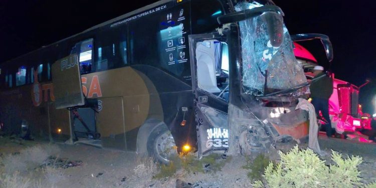 Camión de Pasajeros se Accidenta en Carretera de SLRC; 7 Personas Fueron Llevadas al Hospital