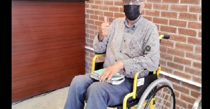 Abogado de COVAFAM llega en silla de rueda a declarar a la FGJE en calidad de imputado tras ser denunciado por el Congreso del Estado