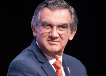 Américo Villarreal muestra su visa y niega vínculos con el huachicol tras reporte de LA Times