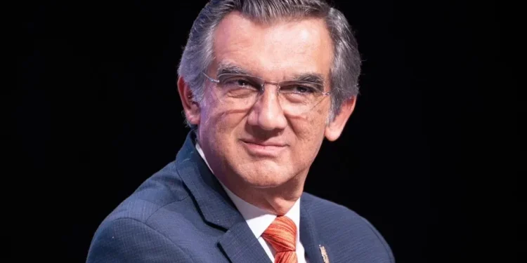 Américo Villarreal muestra su visa y niega vínculos con el huachicol tras reporte de LA Times