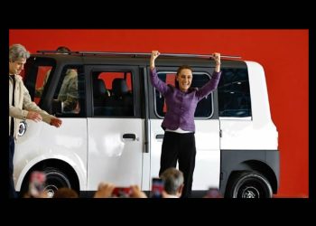 “Misión cumplida”: Sheinbaum presenta “Olinia”, el primer auto eléctrico mexicano 