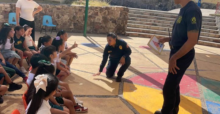 Capacitan Bomberos a docentes, padres y alumnos de preescolar para detectar riesgos y protocolos de actuación en caso de accidentes