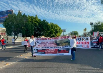 Derechohabientes del ISSSTE bloquean vialidad en Hermosillo; exigen nuevo hospital y salida de directivos