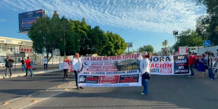 Derechohabientes del ISSSTE bloquean vialidad en Hermosillo; exigen nuevo hospital y salida de directivos