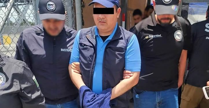 EU entrega a México a empleado de Aduanas investigado por delincuencia organizada