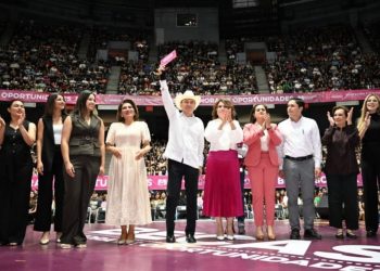 Gobernador Durazo respalda el futuro de los jóvenes con más de 18 mil becas entregadas en Hermosillo