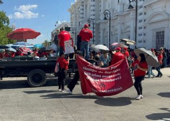 Se juntan manifestaciones en Palacio de Sonora