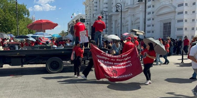Se juntan manifestaciones en Palacio de Sonora