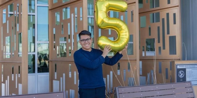 Joven de origen mexicano logra ingreso simultáneo a 49 universidades en Estados Unidos